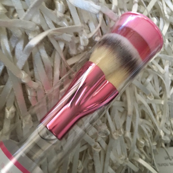 it cosmetics Makeup It Cosmetics Love Is The Foundation Brush 220